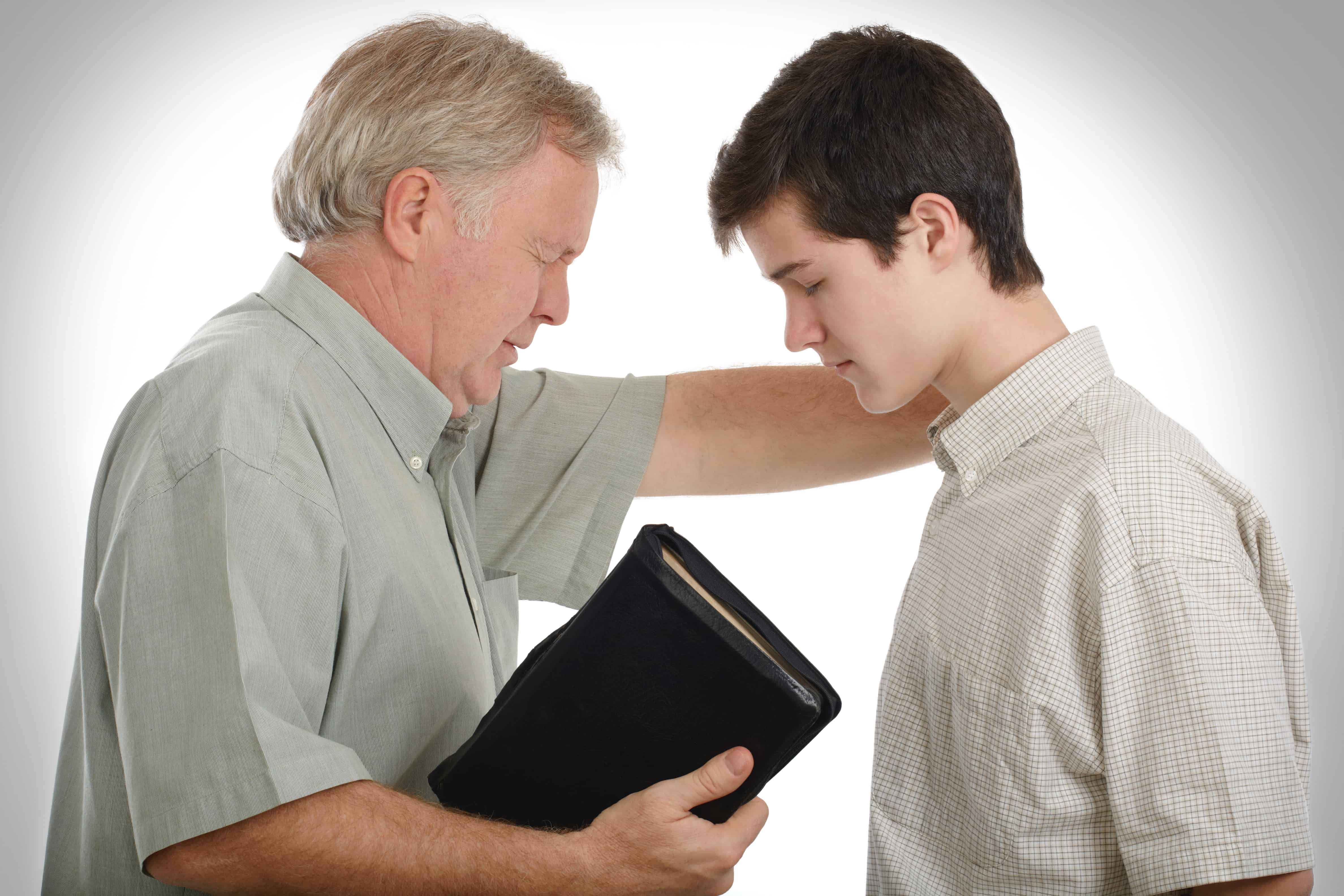 Поговорить в первые дни. Человек с Библией. Человек наставляет другого. Разговор о Библии. Разговор с отцом.